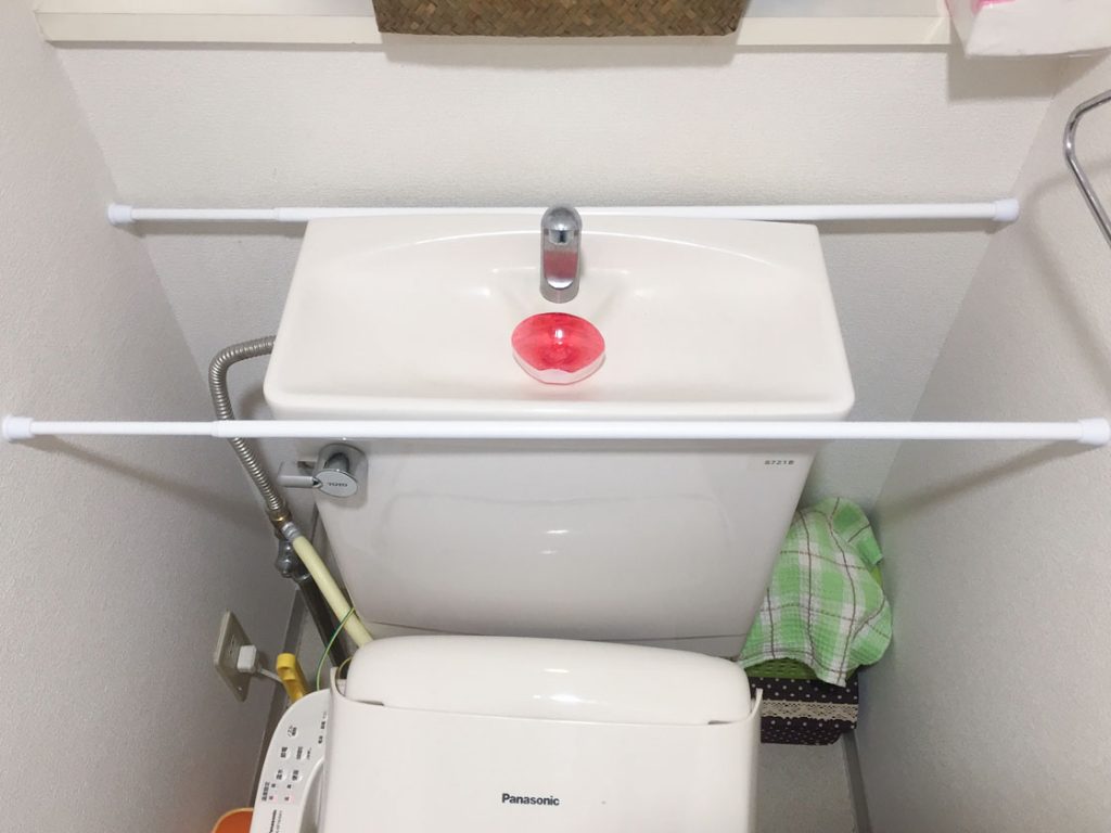 つっぱりグッズでトイレの小物を隠す術 コラムカテゴリー 収納 コラム くらしメイド Dcmホールディングス